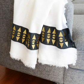 Cricut Gold – Throw Blanket with a Geometric Patterned Edge