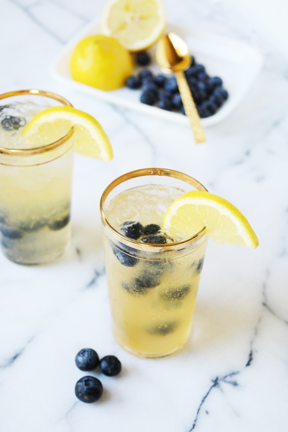 Blueberry bourbon vanilla lemonade mocktail recipe! Fun non-alcoholic drink the whole family can enjoy. 