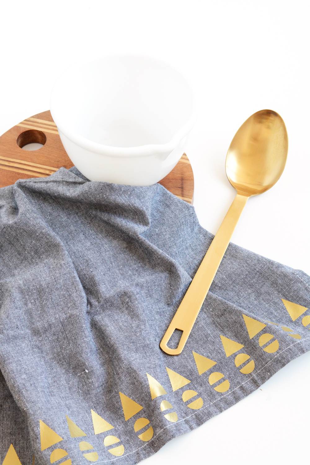Add style to kitchen linens with the Cricut Gold for JoAnn