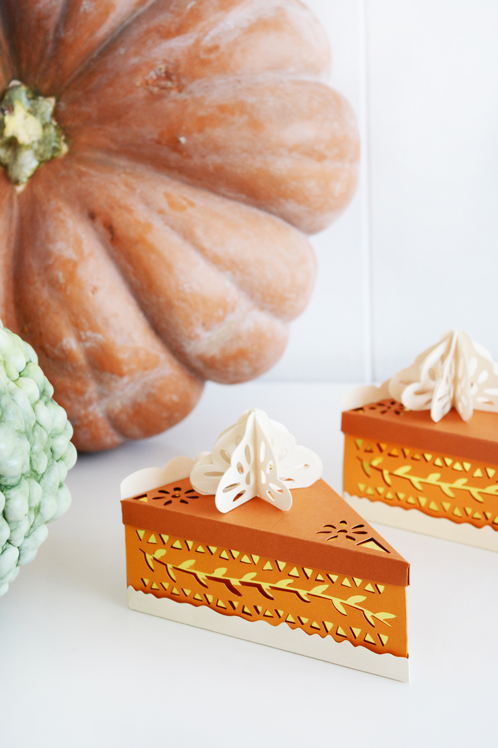 DIY Thanksgiving Decorations made with card stock and Cricut. 
