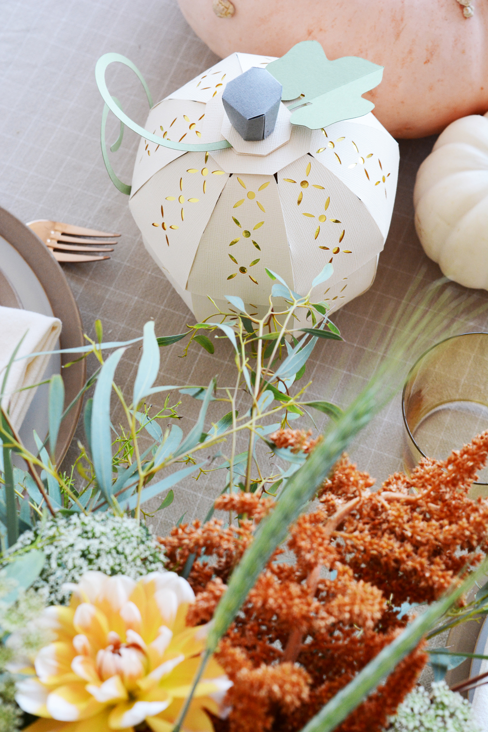 DIY Thanksgiving Decorations made with card stock and Cricut. 